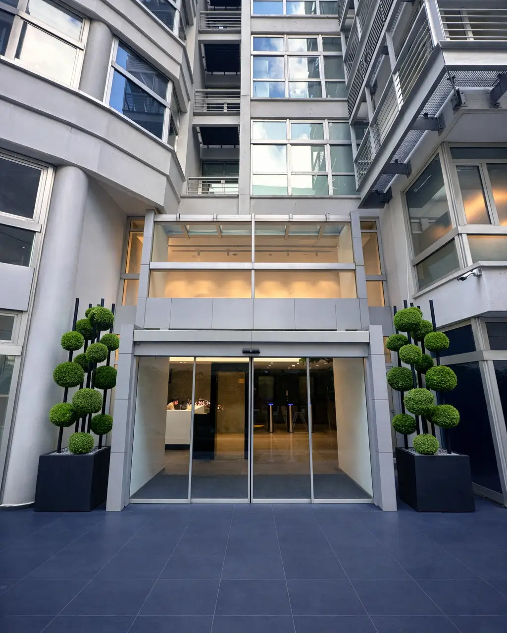 Green Tower Grande | Premium Yapay Şimşir Tasarımı