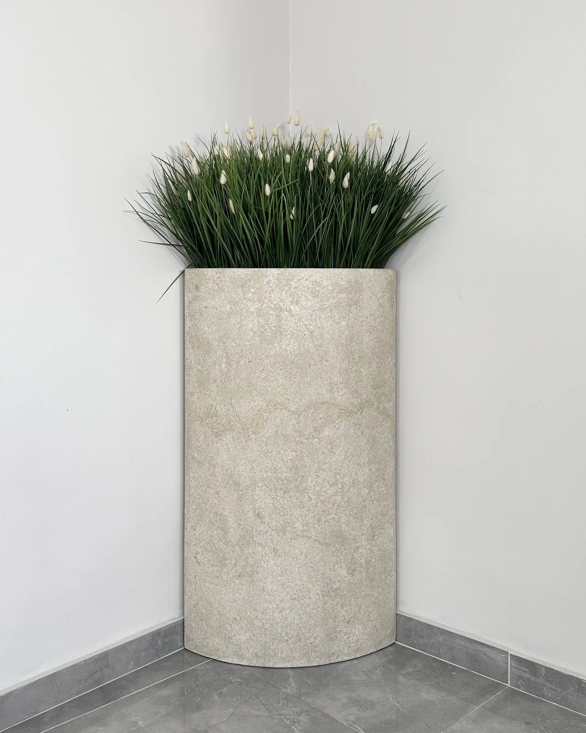 Çim Aranjmanı Corner Grass Koşeli Beton Saksı